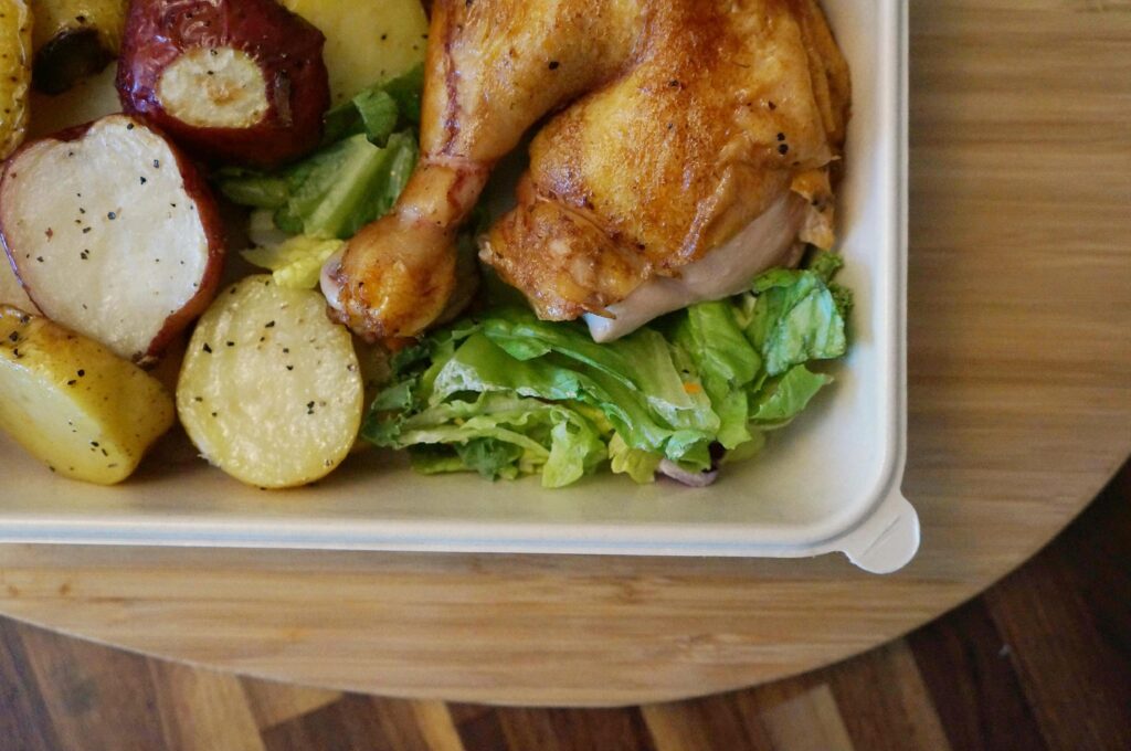 EcoFibre container top view with chicken and potatoes
